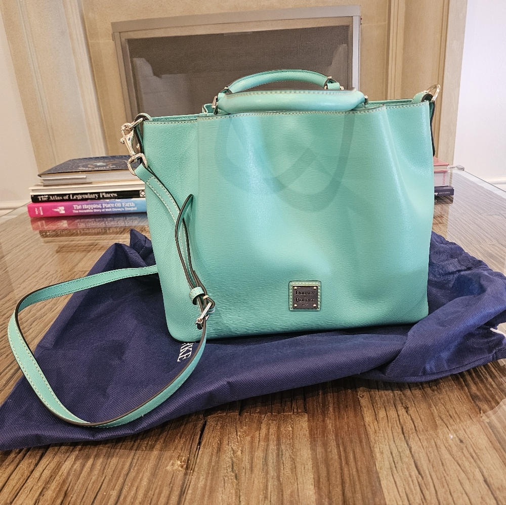 Dooney & Bourke Saffiano Barlow In Mint